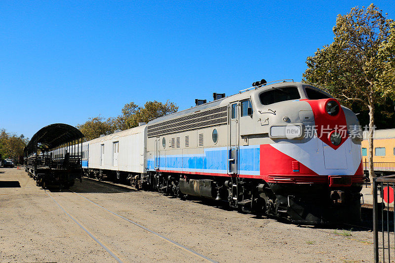 复古列车由EMD F-Unit柴油机车提供动力
